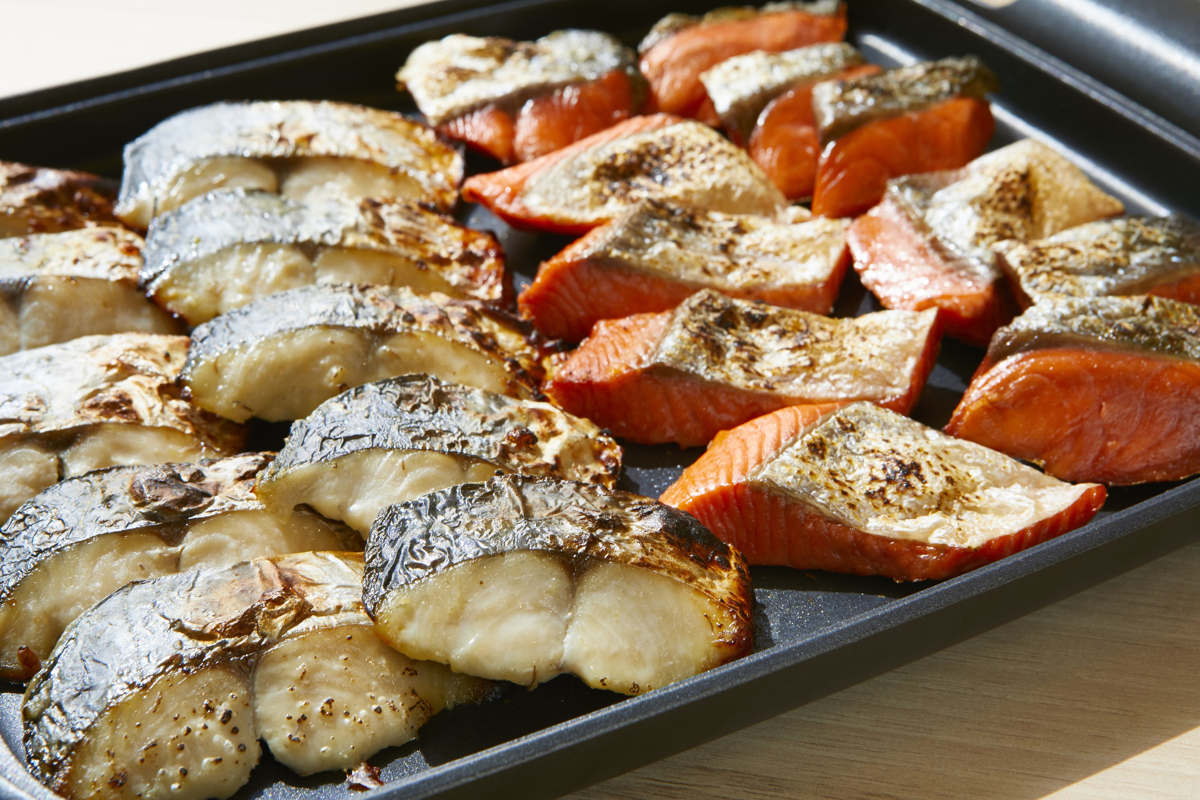 Un plateau de poisson et de légumes grillés.