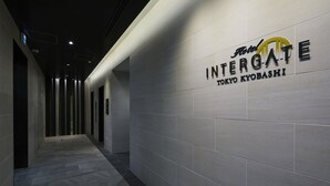 Un couloir avec une enseigne indiquant l’hôtel Intergate, situé à Tokyo, dans le quartier de Kyobashi.