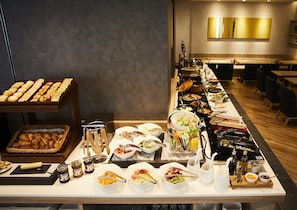 Päivittäinen buffetaamiainen (2750 JPY per henkilö)