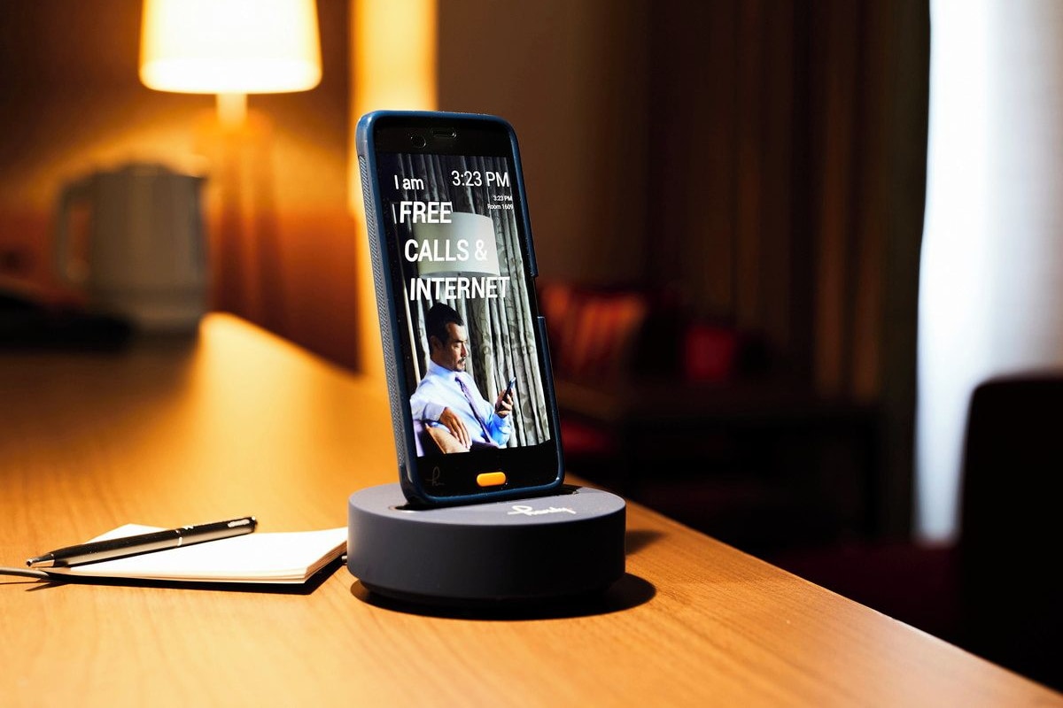 Ein Smartphone in einer Ladestation, das eine Meldung über kostenlose Anrufe und Internet zeigt.