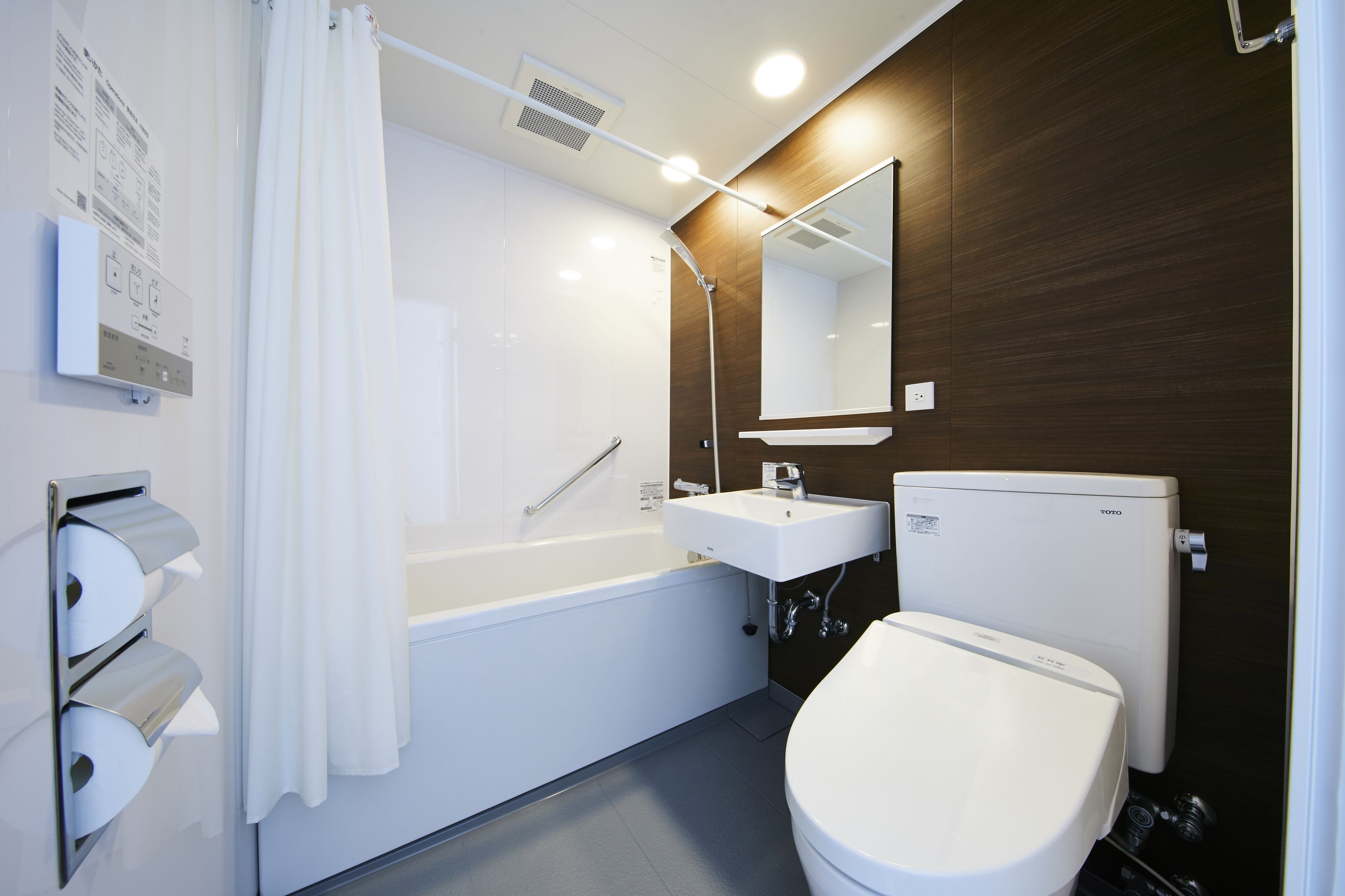 combined shower/bathtub, free toiletries, hair dryer, slippers