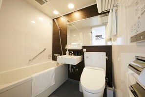 Ensemble baignoire-douche, articles de toilette (gratuits)