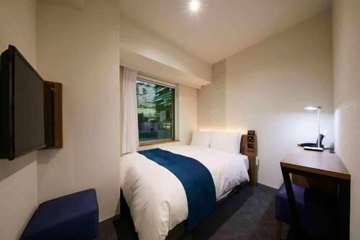 Down comforters, in-room safe, soundproofing, free WiFi