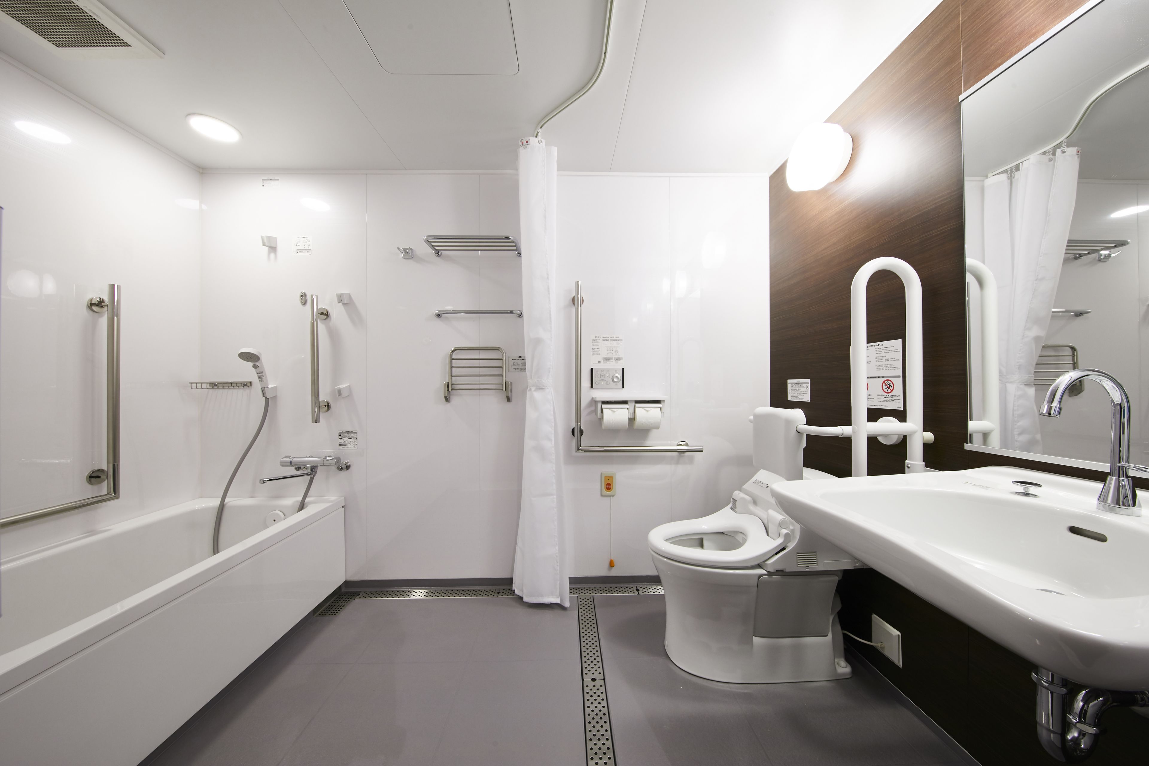 universal room, non smoking  | bathroom | combined shower/bathtub, free toiletries, hair dryer, slippers