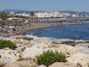 على الشاطئ، كراسي للتشمس