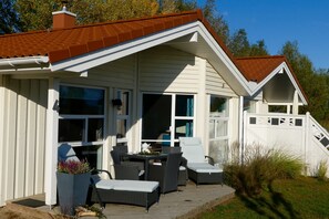 Outdoor dining - Holiday house "Poseidon" with proximity to the beach & the Baltic Sea on the island of Poel (Vorwerk / Insel Poel)
