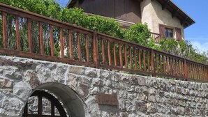 A stone wall with an arched entrance and a wooden gate. - Val D'Allos mountain chalet for 8 people (Villars-Colmars)