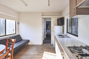 One Bedroom Prospector Cabin | 거실 공간 | 평면 TV