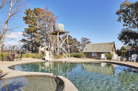 Outdoor pool, pool loungers. NRMA Bathurst Panorama Holiday Park