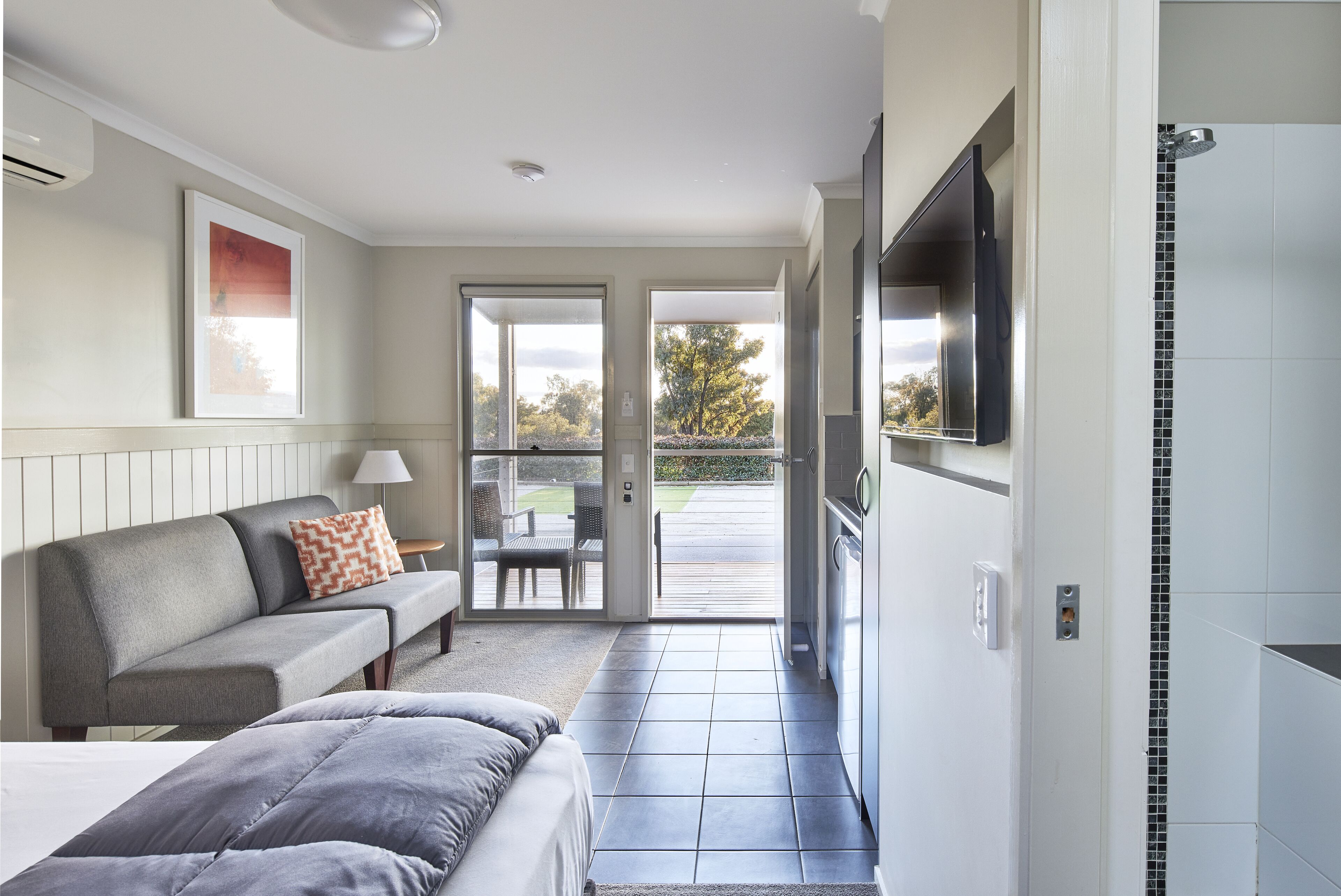 开间, 1 张大床 | 起居区 | 平板电视