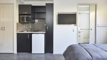 Studio Cabin | Private kitchenette | Fridge, microwave, coffee/tea maker, electric kettle