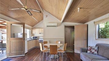 Two Bedroom Miners Hut | Oleskelualue | Taulutelevisio