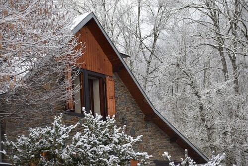 Charming 3* chalet 5 minutes from Luchon Centre and 15 minutes from Peyragudes. Enclosed garden