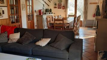 Flat-screen TV, fireplace