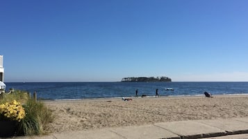 靠近海滩
