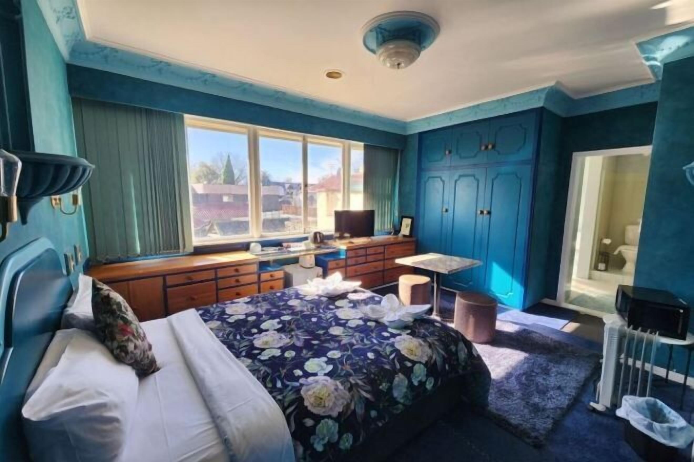 Premium bedding, pillowtop beds, free minibar, blackout drapes