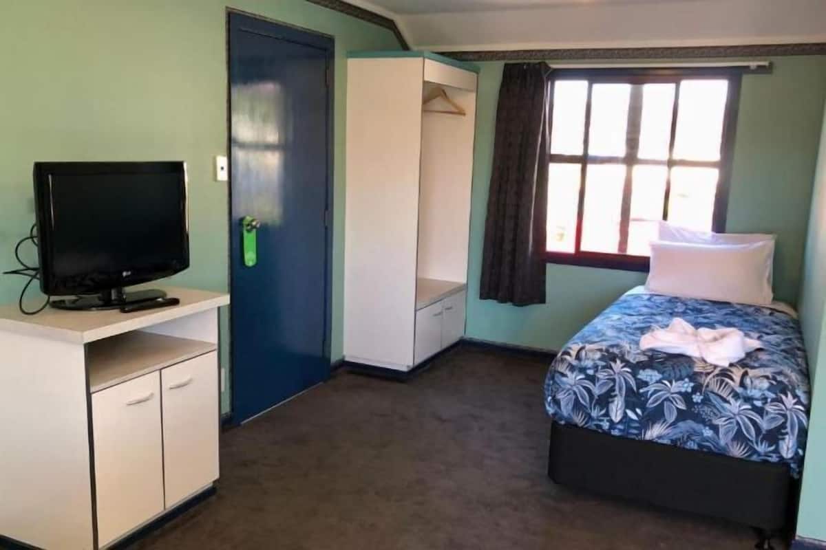 1 bedroom, premium bedding, pillowtop beds, individually decorated