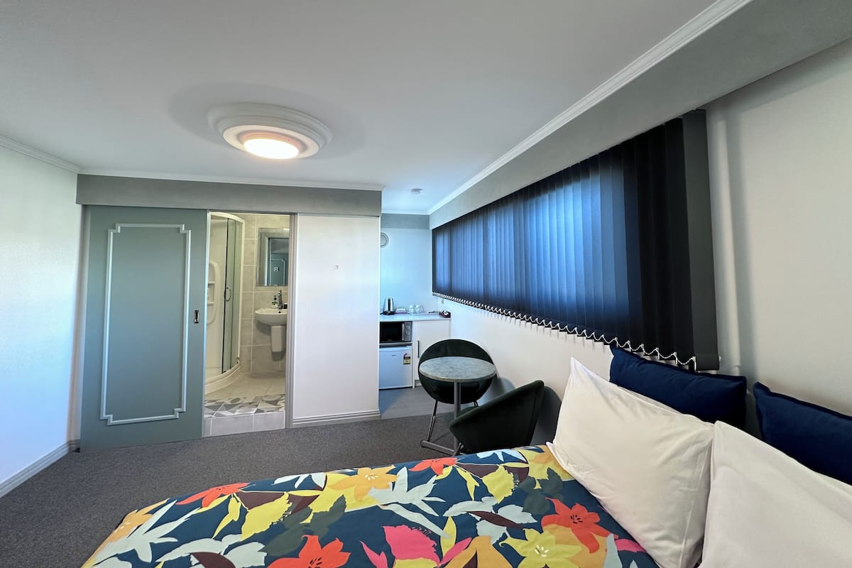 Camera Comfort, 1 letto queen | 1 camera, biancheria da letto di alta qualità, materassi a doppio strato