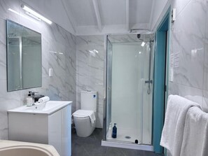 Estudio exclusivo, 1 cama de matrimonio grande, bañera de hidromasaje | Baño | Artículos de higiene personal gratuitos, secador de pelo y toallas