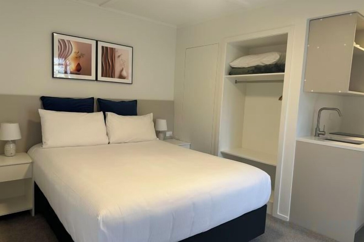 Premium bedding, pillowtop beds, minibar (free items), blackout drapes