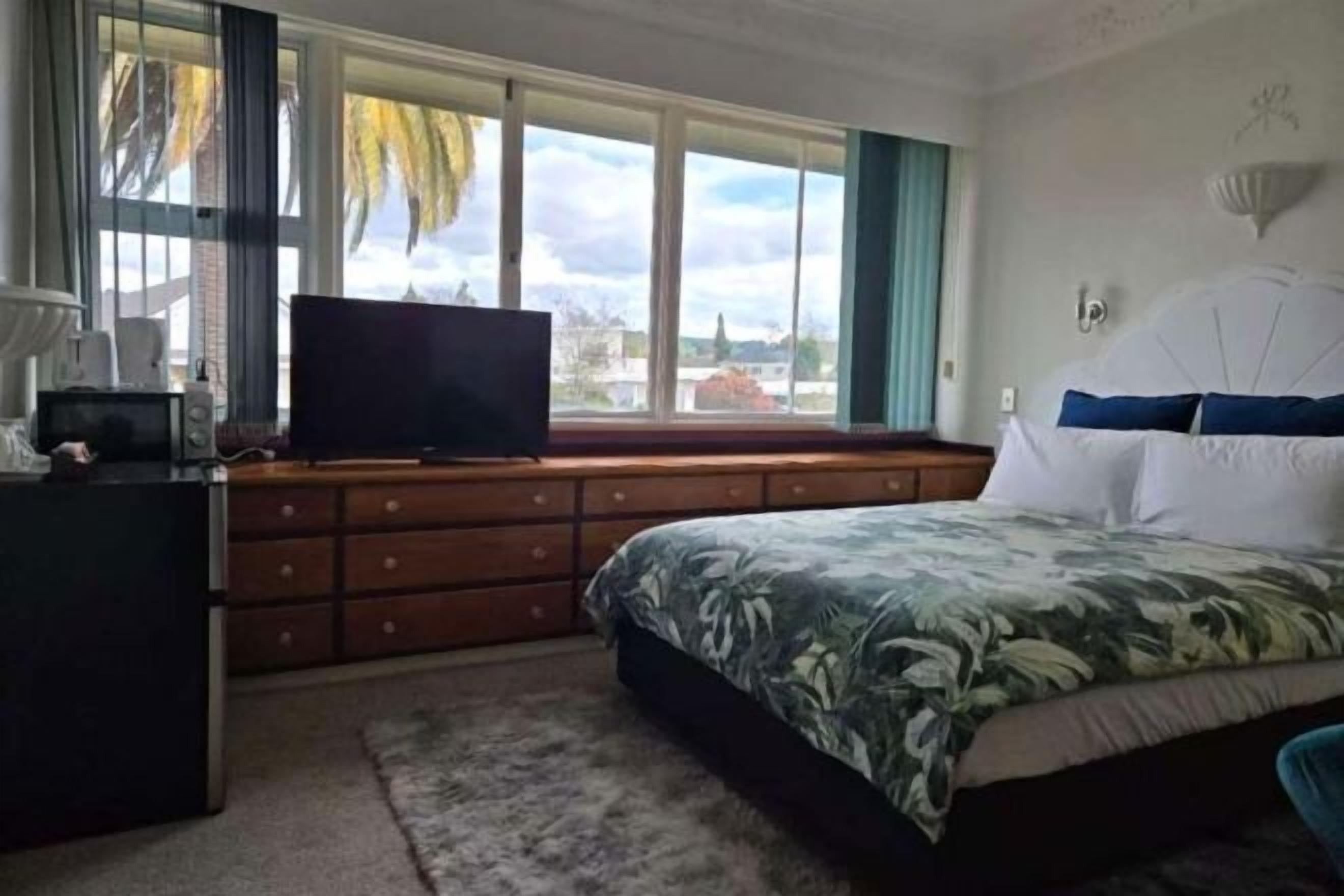 Premium bedding, pillowtop beds, free minibar, blackout drapes