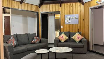 บ้านพักสำหรับครอบครัว, 3 ห้องนอน | บริเวณนั่งเล่น | ทีวีจอแบน 43 นิ้ว พร้อมช่องเคเบิล, ทีวี