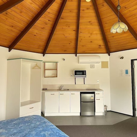 King Studio with Spa Bath  | 1 bedroom, premium bedding, pillowtop beds, free minibar