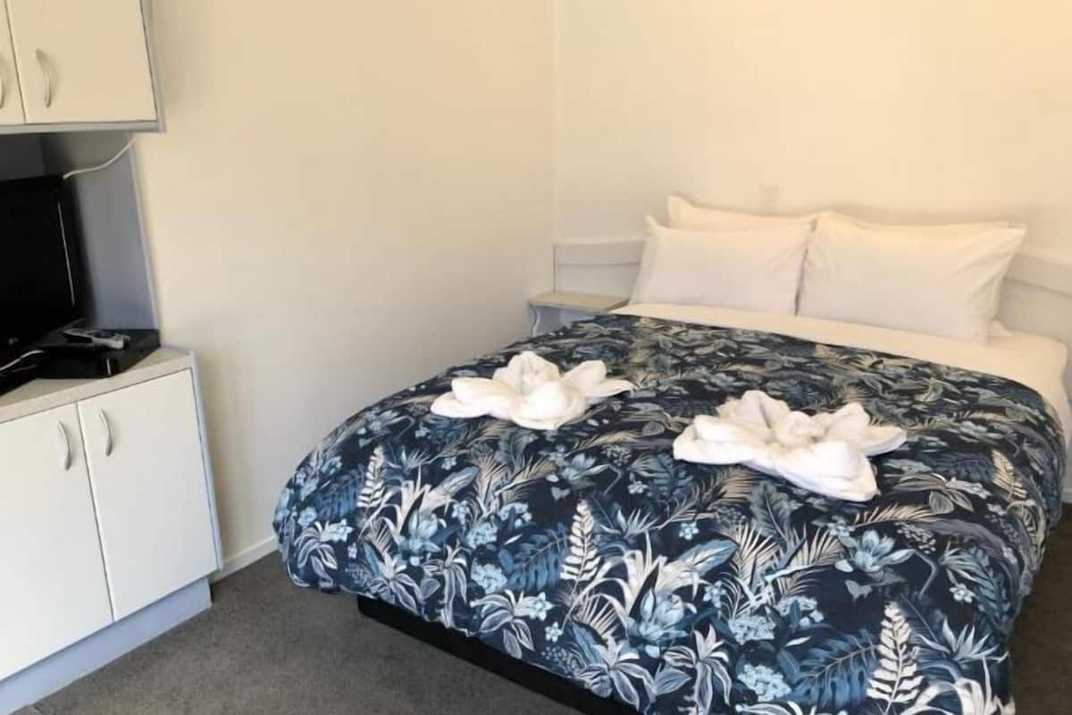 1 bedroom, premium bedding, pillowtop beds, individually decorated