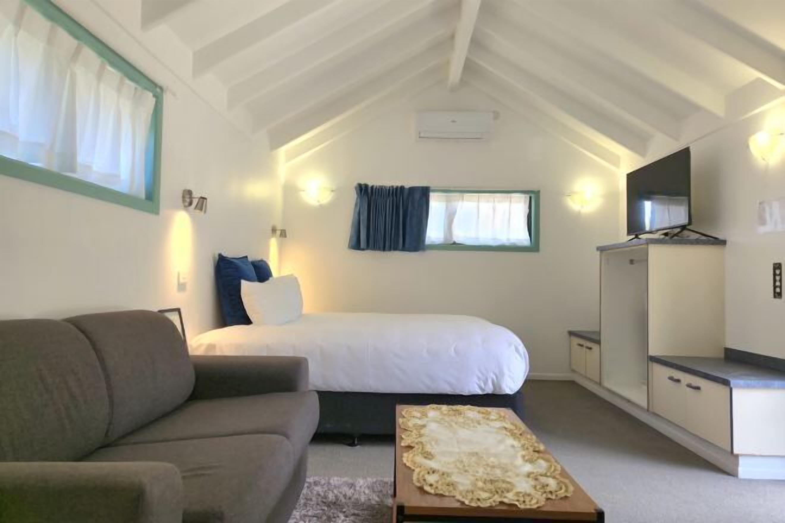 Premium bedding, pillowtop beds, free minibar, blackout drapes