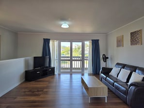 Familieleilighet, 2 soverom | Oppholdsområde | En 43-tommers Flatskjerm-TV med kabel-kanaler samt TV