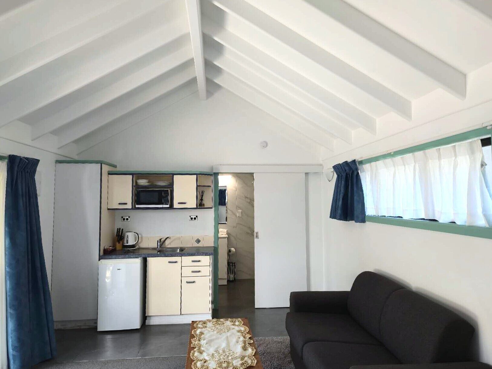 Studio – exclusive, 1 kingsize-seng, massasjebadekar | Oppholdsområde | En 43-tommers Flatskjerm-TV med kabel-kanaler samt TV