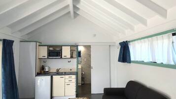 Studio – exclusive, 1 kingsize-seng, massasjebadekar | Oppholdsområde | En 43-tommers Flatskjerm-TV med kabel-kanaler samt TV