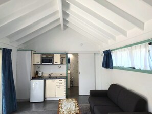 Exclusieve studio, 1 kingsize bed, bubbelbad | Woonruimte | Een 43-inch flatscreentelevisie met kabelzenders en televisie