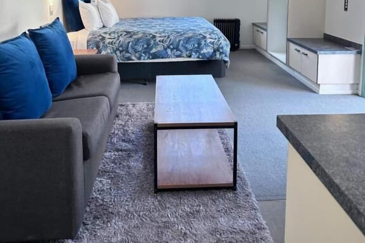 Camera Signature, 1 letto king | 1 camera, biancheria da letto di alta qualità, materassi a doppio strato