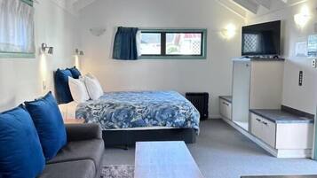 King Studio with Spa Bath | Premium bedding, pillowtop beds, free minibar, blackout drapes