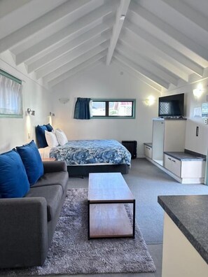 Studio – exclusive, 1 kingsize-seng, massasjebadekar | Sengetøy av topp kvalitet, senger med overmadrass og minibar (inkludert)