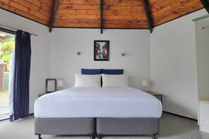 Studio phong cách lãng mạn, 1 giường cỡ king, bồn tắm thủy lực | Bộ đồ giường cao cấp, nệm có lớp đệm bông 