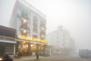 Front of property - evening/night - Golden Town Hotel (Sa Pa)