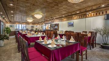 Lunch and dinner served, local and international cuisine