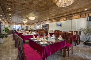 Lunch and dinner served, local and international cuisine - Golden Town Hotel (Sa Pa)