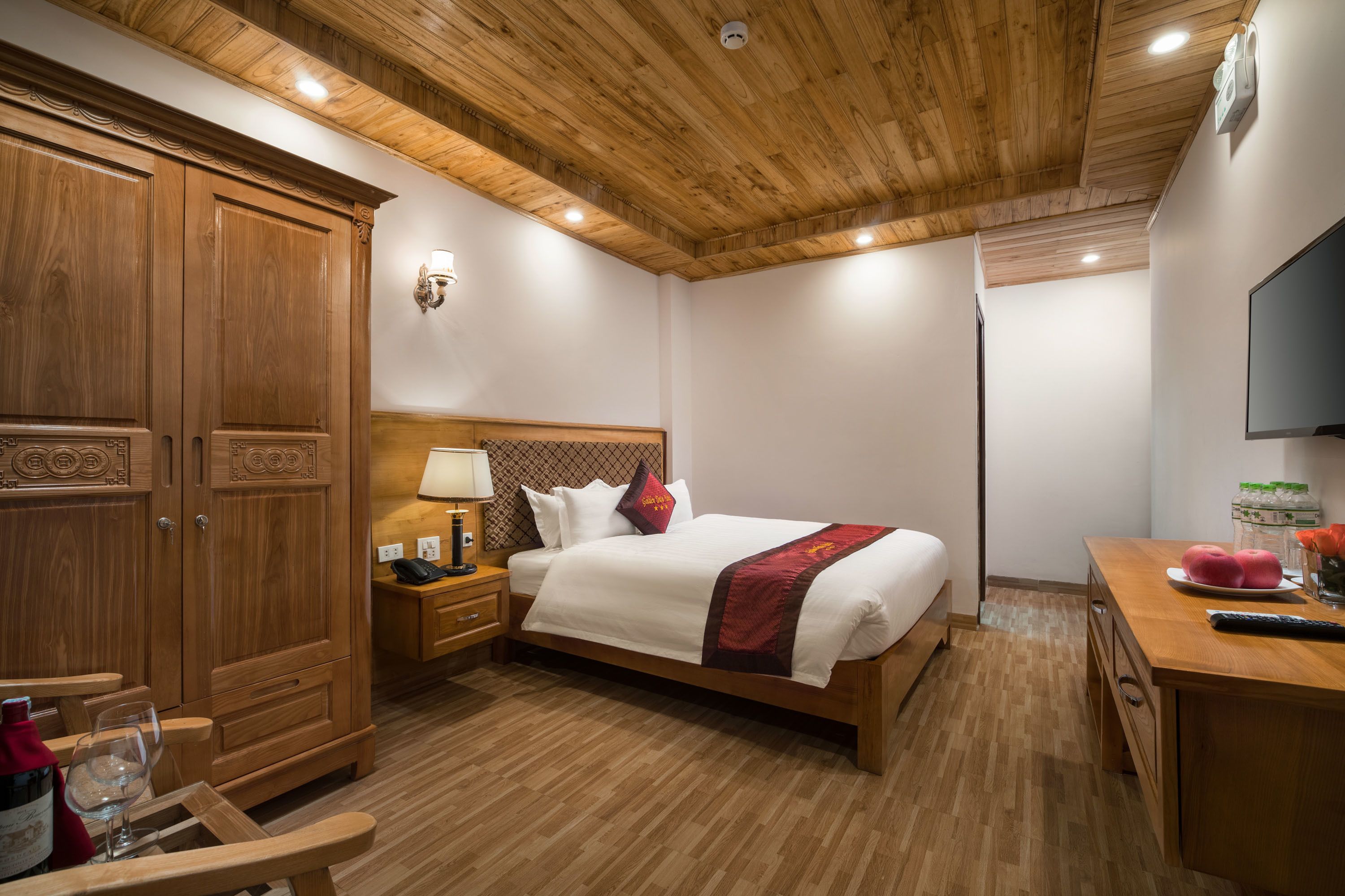 deluxe double room | living room | lcd tv