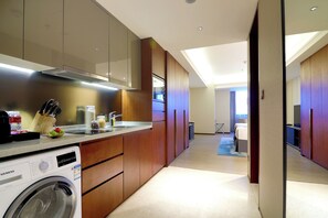 Full-sized fridge, microwave, oven, stovetop