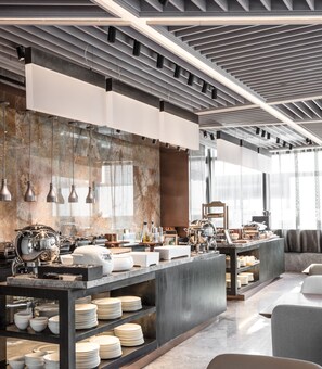 Daily buffet breakfast (CNY 88 per person)