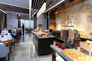 Daily buffet breakfast (CNY 88 per person)