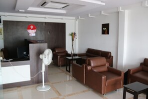 Lobby sitting area - Hotel Bashyam Park (Sriperumbudur)