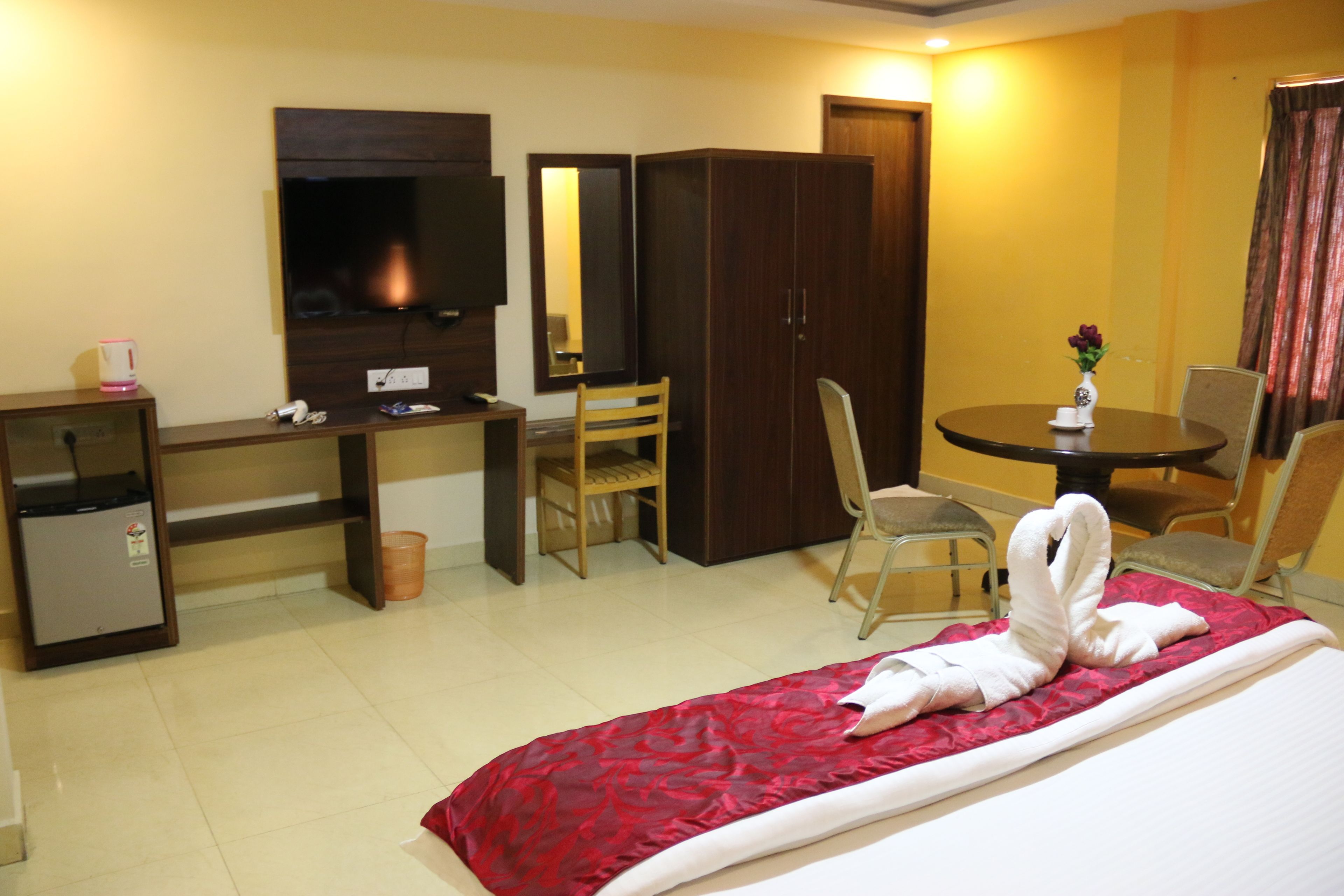 Business Suite | Premium bedding, minibar, in-room safe, desk