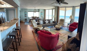 Smart-TV, DVD-spiller, bøker og filmbibliotek