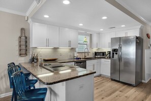 Geladeira, micro-ondas, fogão, cooktop
