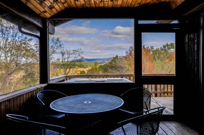 "The Chalet" Shenandoah Valley Getaway w/ Hot Tub near Luray, VA