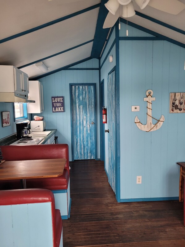 Microwave, stovetop, coffee/tea maker, toaster - Floating Cabin Lake Guntersville Cabin number 118 (Guntersville)